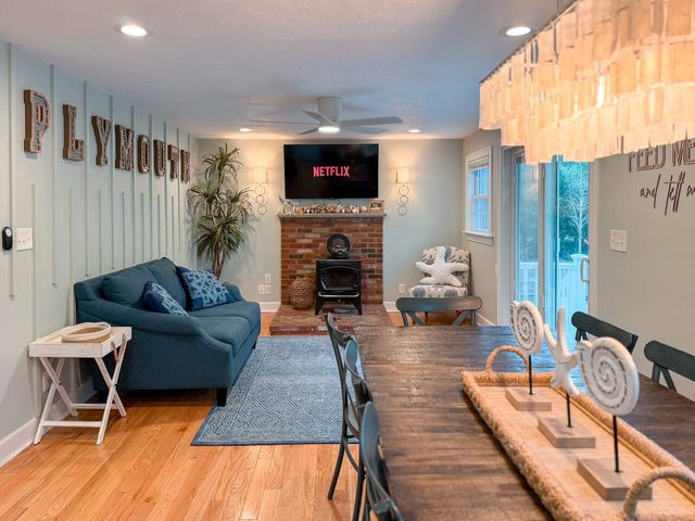 Stunning Design|7minWalk to Beach|Lg BackYard|Deck