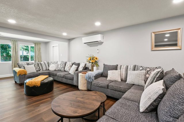 5 king beds, bonus room, rare find! Walk to beach