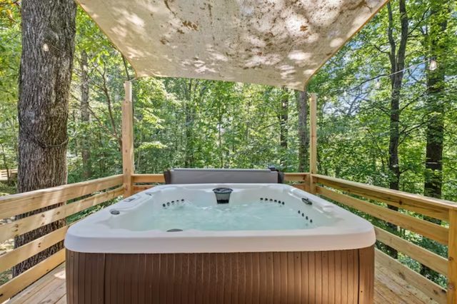 The Big Smokey cabin w/game room & HOT TUB