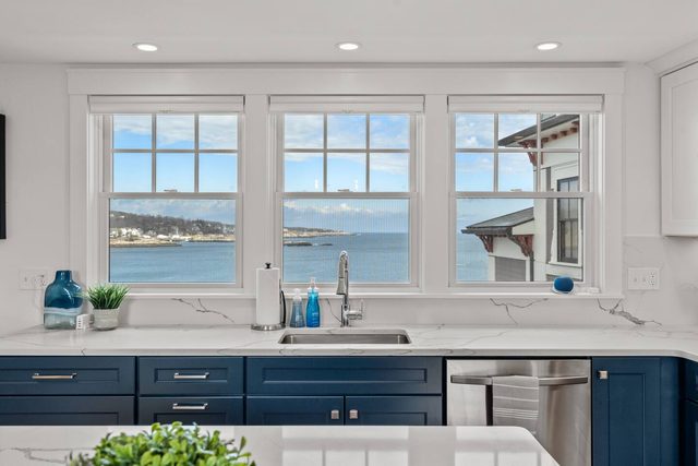 Rare Waterfront Luxury Penthouse|Bearskin Neck