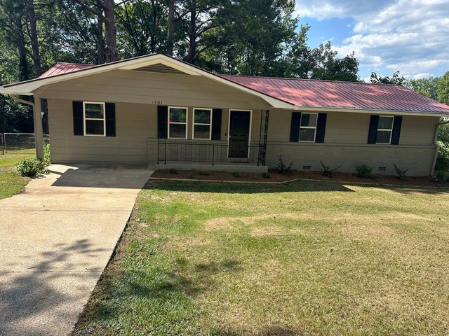 The Beck House-4BR, 1 min to Anniston Army Depot!