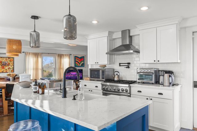 West End Haven w/ Chef’s Kitchen + Private Yard — Provincetown, MA