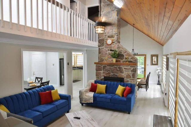 Relaxing 4BR Lake Escape with Patio & BBQ Area — Kawartha Lakes, Ontario