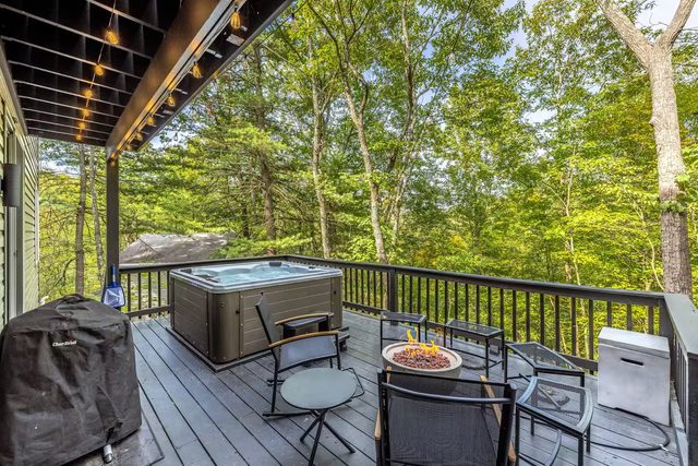 Modern Cabin on 26 acres,Hot Tub,Fire Pit,GameRoom — Berkeley Springs, WV