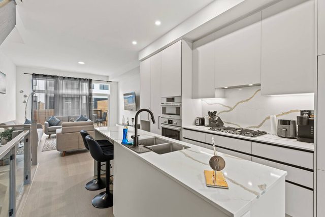 Luxury Townhouse w/ Rooftop deck, Patio & Parking
