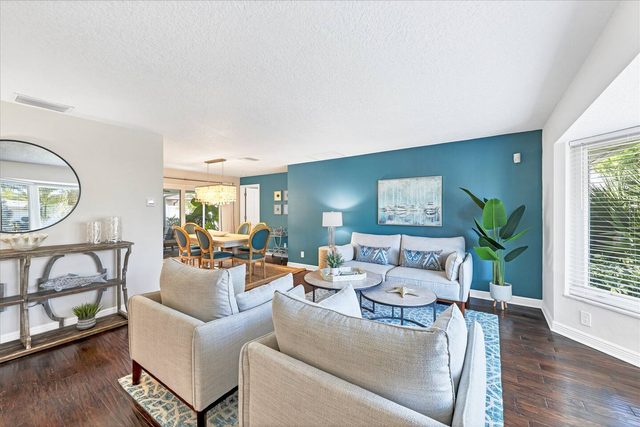 Tropical Escape | Modern | Minutes From Beach! — Largo, FL