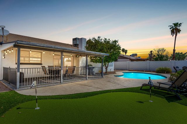 4BR Mesa Oasis w/ Putting Green and Heated Pool!