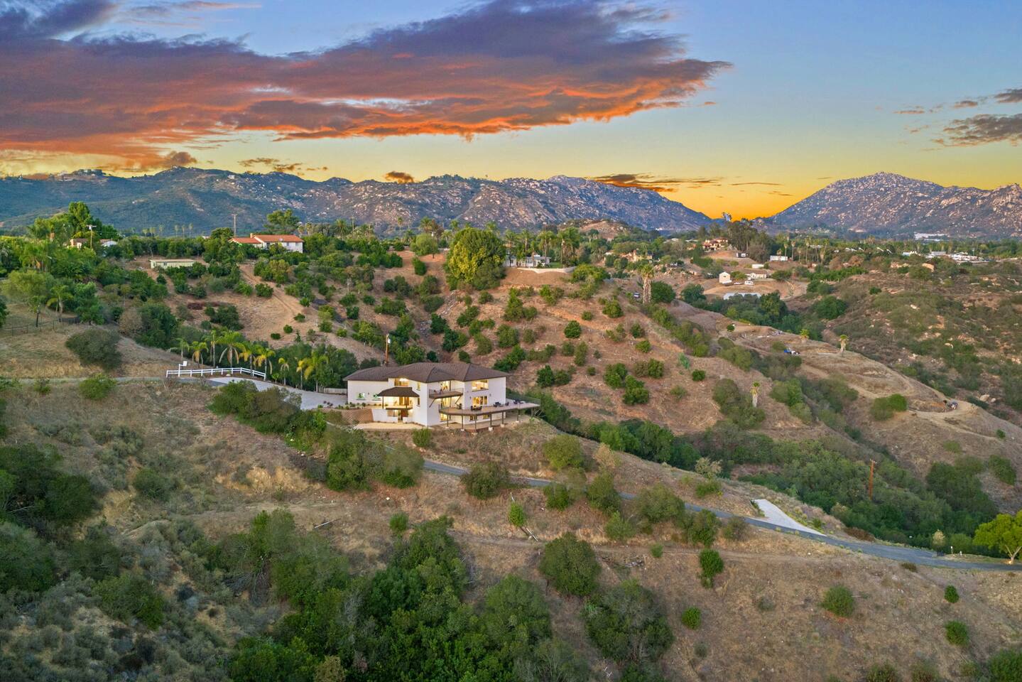 Sleeps 24 •Epic Views •HotTub •Theater •Games Room