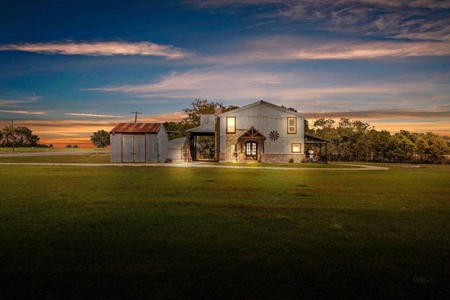 The Levi Gin - Luxury Vintage Retreat — Lorena, TX