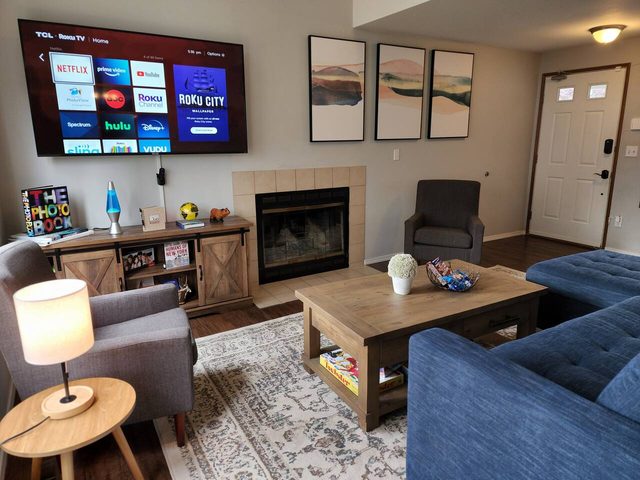 Spacious, New Modern Furniture, King Bed Priv Bath