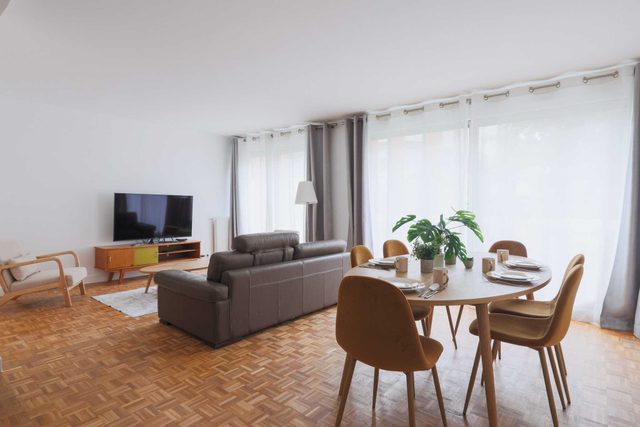 Cozy 2BR Apt with Balcony – 4 Guests – 15th Paris