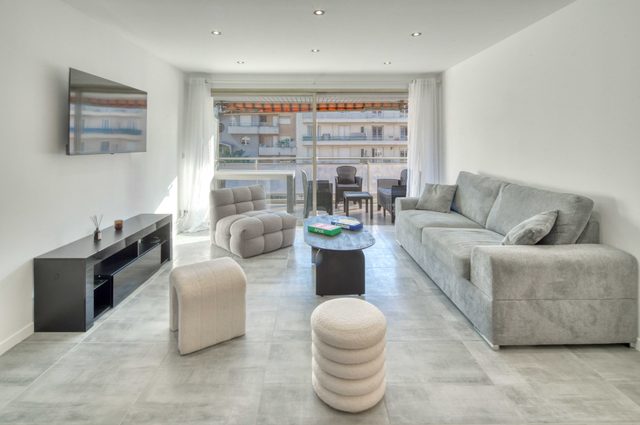 A/C 2bdr/6P flat just two minutes from the beach!