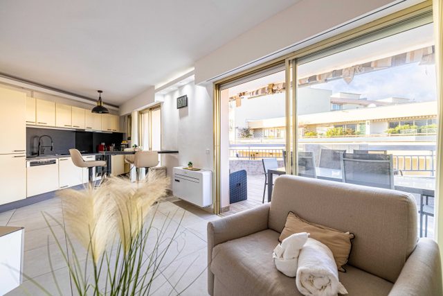 Apt with terrace and sea view, 2min from the beach