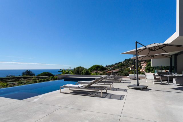 Elegant Sea View Villa 4BR/9P – Pool & Garden