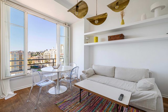 Air-conditioned Seafront Apartment – Nice