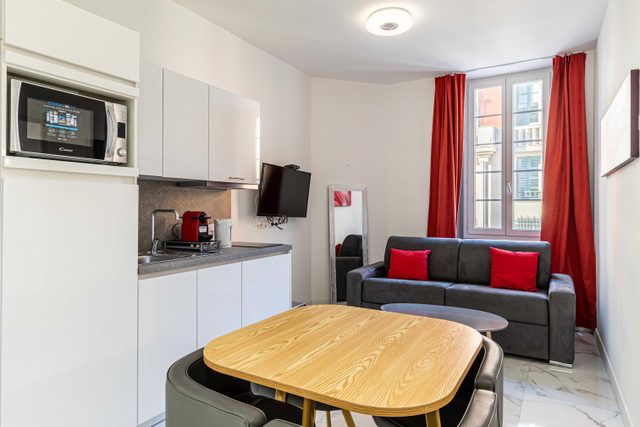 Superb air-conditioned 4P/1BR apartment in the heart of Old Nice