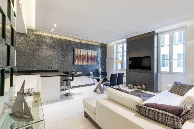 Large renovated studio - rue Hoche - Cannes center