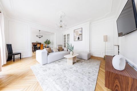 Exceptional apartment near the Eiffel Tower 3 BDR / 5 P