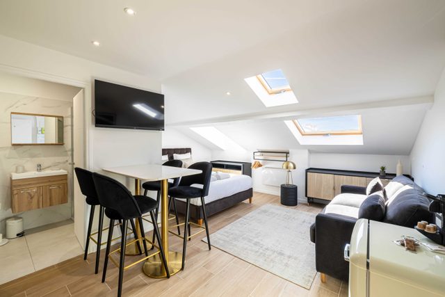 Large brightly lit renovated studio