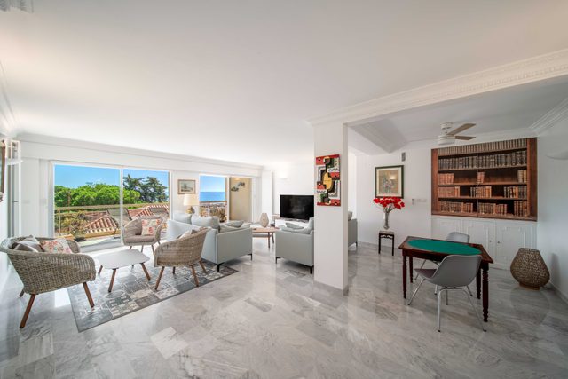 bright apartment near the beach