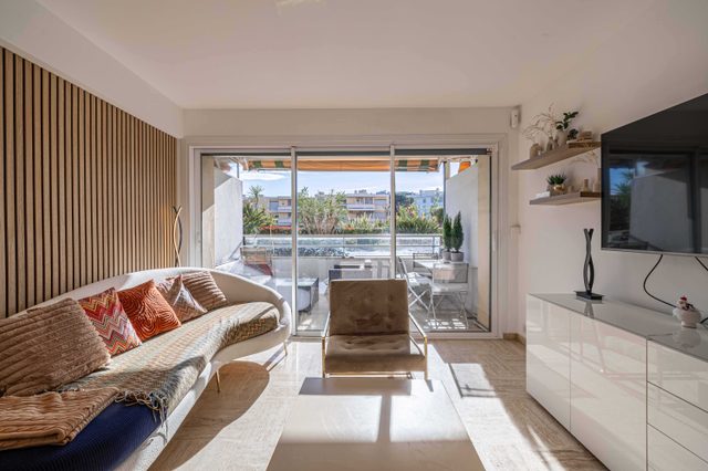 Charming apartment on Boulevard Alexandre III