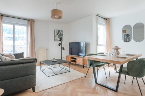 Fully-equipped modern cocoon on banks of the Seine