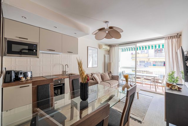 Sunny getaway with balcony and A/C in Antibes