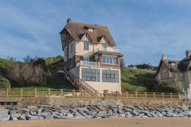 Sumptuous waterfront villa 10 min from the Casino