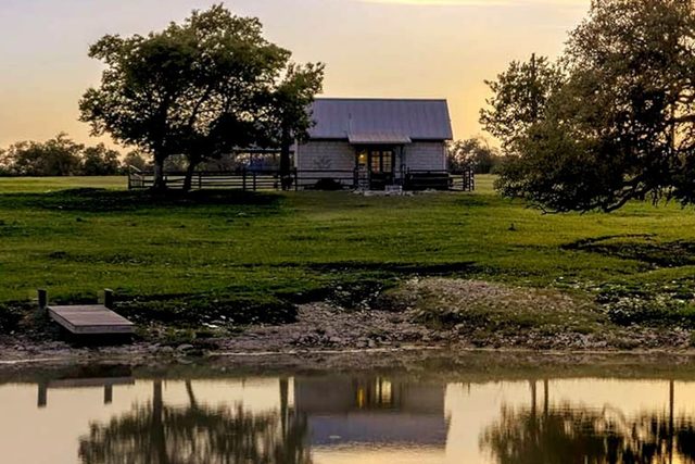 The Grapetown Gasthaus for 2 with hot tub — Fredericksburg, TX