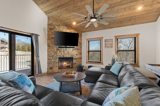 Jax105-Lakeside Dreamin' — Branson, MO