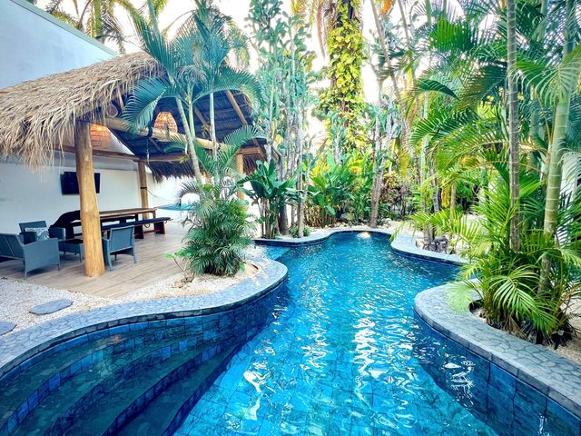 Blue lagoon & garden oasis by the beach Casa Cocos