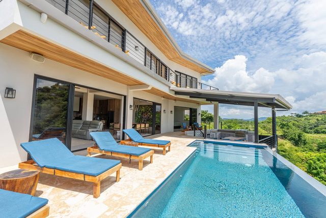 En las Rocas 
Luxury oceanview