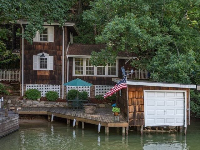 Cottage In The Cove