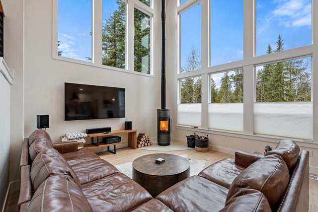 Stunning Home Steps To The Lake and Minutes To Tamarack — Donnelly, ID