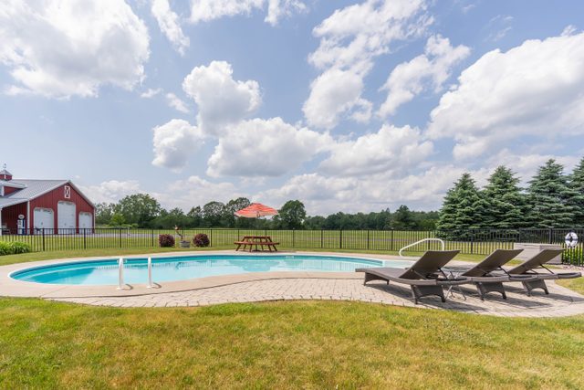 Private Family Retreat-Pool-Pickleball-10 acres-15m from Roc — Macedon, NY