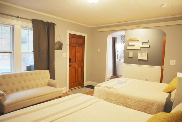 Cozy hideaway on Main, Farmhouse Unit — Deadwood, SD