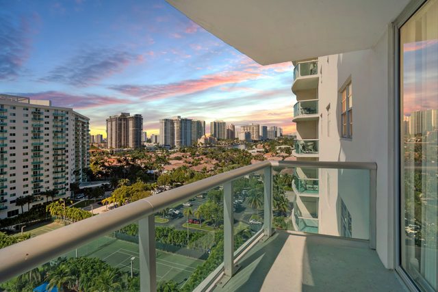 ⌘ Family Beach Home w Amazing Water Views - Upgraded Unit ⌘ — Sunny Isles Beach, FL