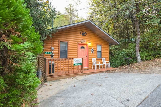Cozy Pigeon Forge Couples Cabin King Bed + Fireplace