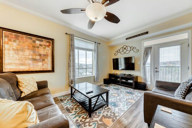 4.3 Mi to Dollywood・Riverfront Condo・Hot Tub・Pool