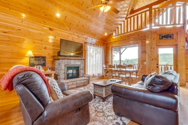 Beautiful Log Cabin, Sleeps 6, Mtn Views, Hot Tub