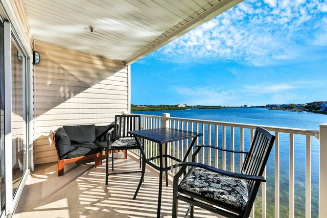 Waterfront condo with shared heated pool and splendid views Dogs ok
