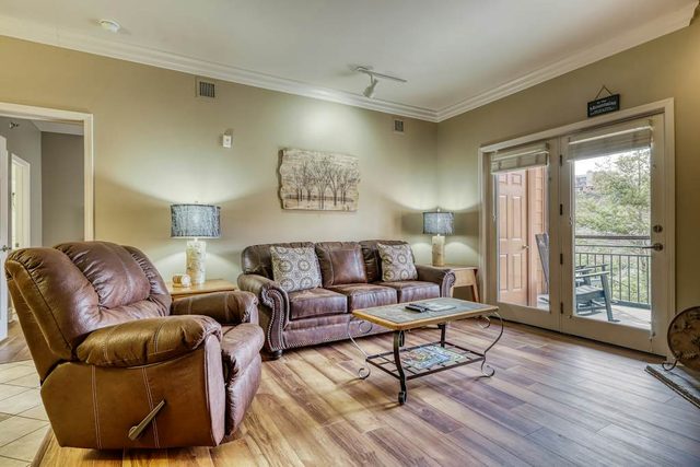 Inviting Near Downtown Condo, Sleeps 6, Jetted Tub