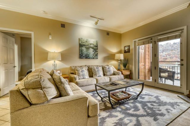 Luxury Condo Near Downtown, Sleep 6, Jetted Tub, Gym