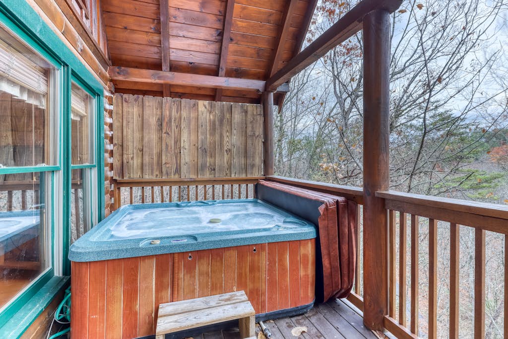 Mountainside Log Cabin, Sleeps 4, Hot Tub, Game Room