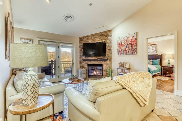 Cozy Creekside Condo, Sleeps 8, Jetted Tub, Gym