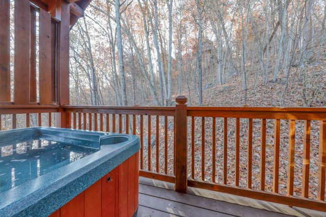 4.7 Mi to Dollywood・Cozy Log Stay・Mtn View・Hot Tub