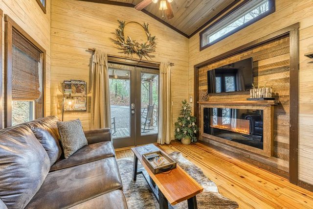 Romantic Tiny Cabin in Pigeon Forge with Hot Tub
