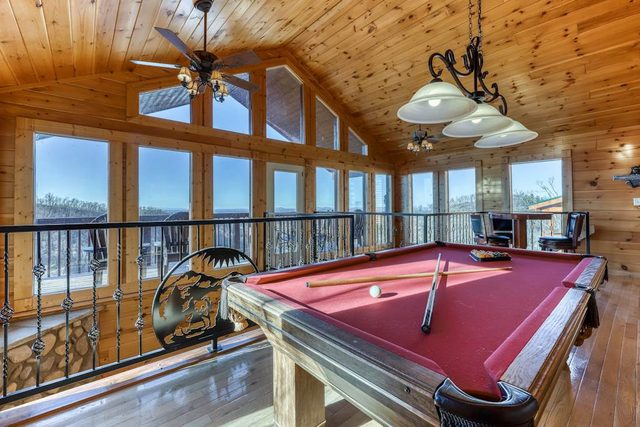 Homey Cabin, Sleeps 8, Hot Tub, Theater, Games, Views