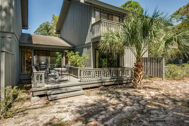 Classy condo w/ a full kitchen, furnished deck, & shared pool
