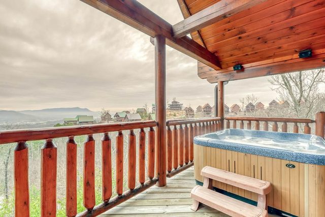 2 Story Homey Cabin, Sleeps 6・Hot Tub・Shared Pool